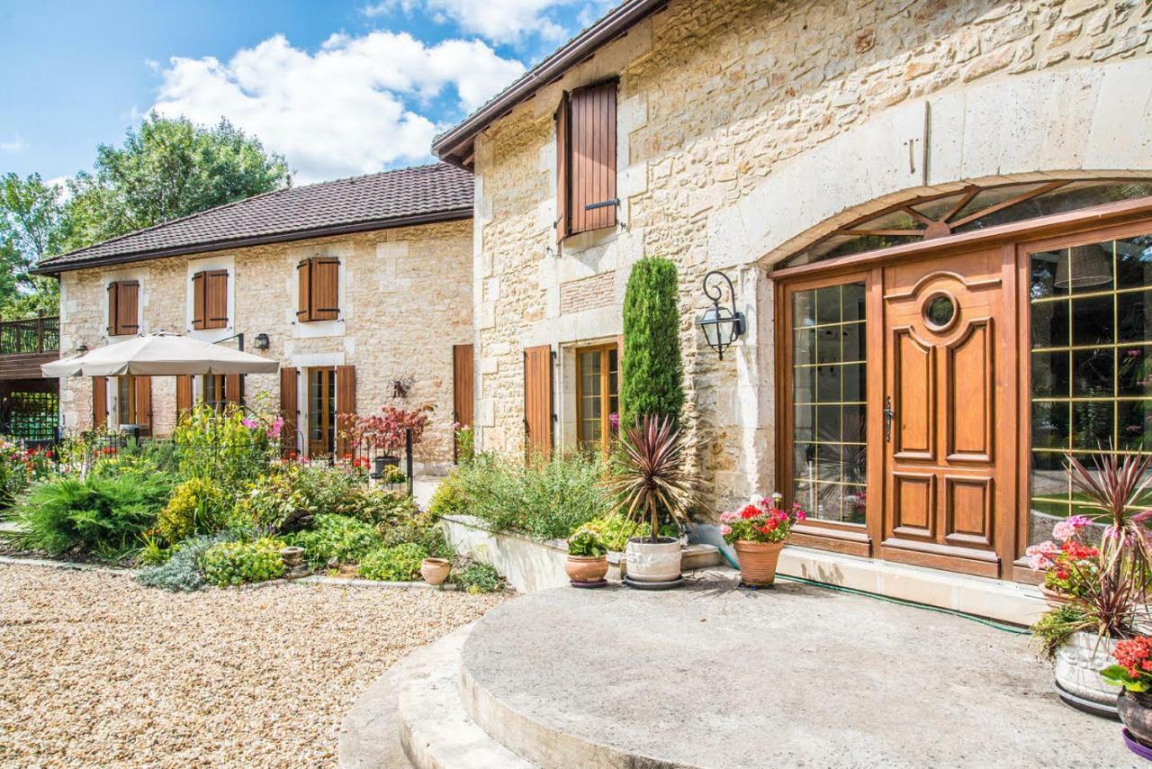 Moulin Du Fontcourt Panzió Chasseneuil-sur-Bonnieure Kültér fotó